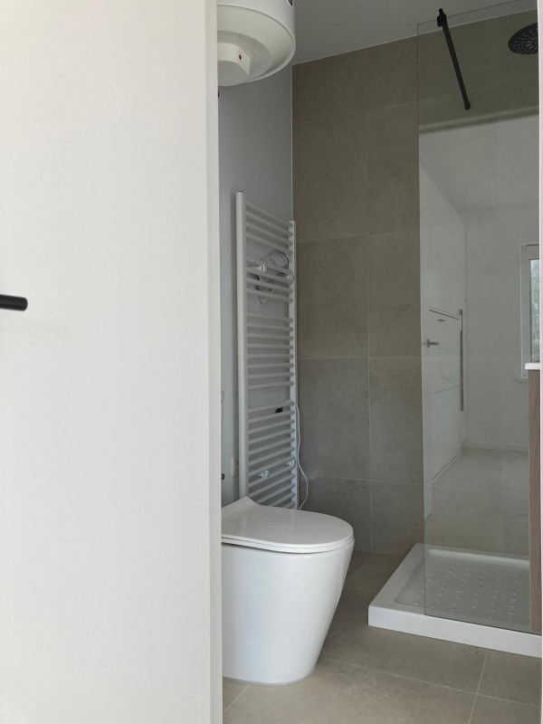 a bathroom with a toilet and a bath tub 